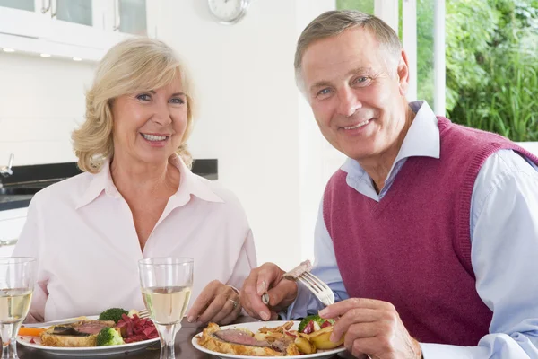 Yaşlı Çiftin Keyfi Yemek Yemek Zamanı Birlikte — Stok fotoğraf