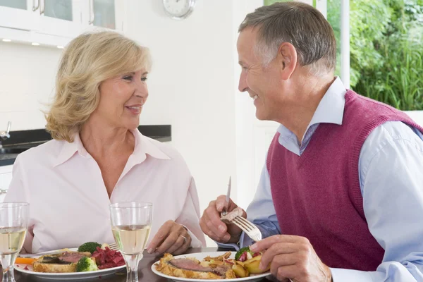 高齢者のカップルを楽しんで食事、一緒に食事 — ストック写真