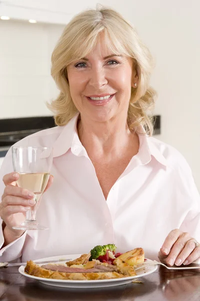 Kadınlar Yemek Keyfi Bir Kadeh Şarap Ile Yemek Zamanı — Stok fotoğraf