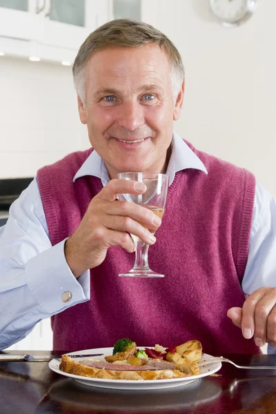 男人享受健康膳食 巴望与一杯红酒 — 图库照片