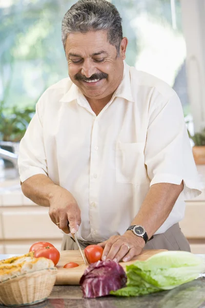 Muž sekání zeleniny — Stock fotografie