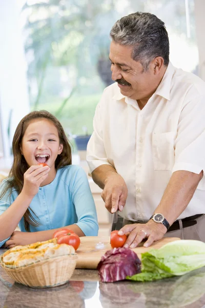 Farfar och barnbarn förbereder måltid, måltid tillsammans — Stockfoto