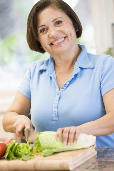 Mulher cortando legumes — Fotografia de Stock