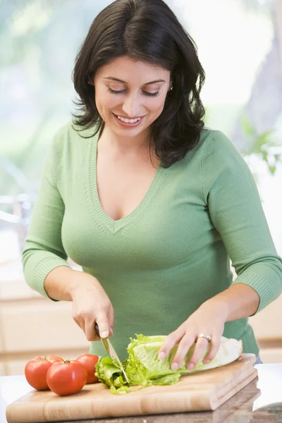 切蔬菜的女人 — 图库照片
