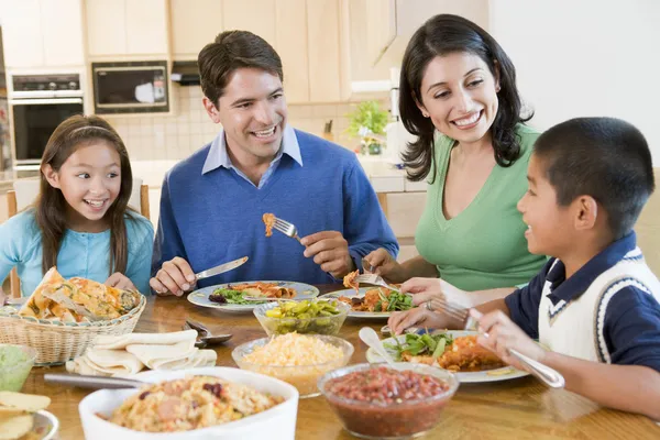 Familia Disfrutando de la comida, la hora de la comida juntos —  Fotos de Stock