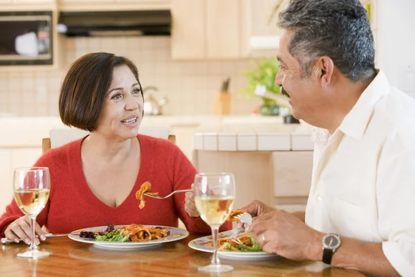 Idős Házaspár Élvezi Étkezés Étkezések Együtt — Stock Fotó