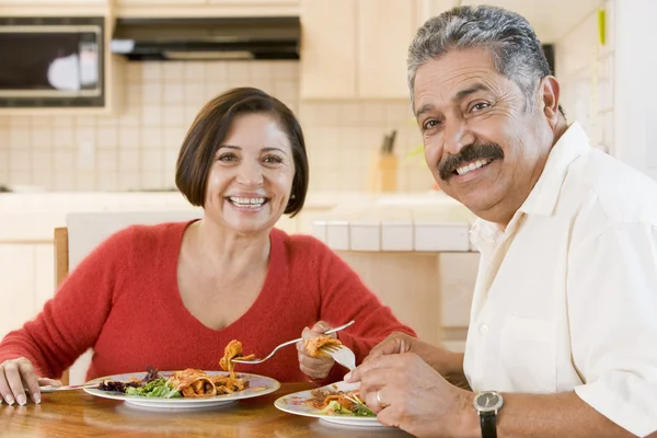 Пожилая пара наслаждается едой, обедом вместе — стоковое фото