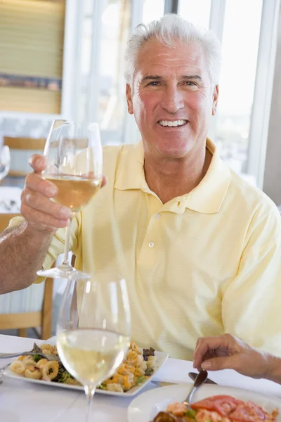 Hombre Disfrutando Comida Hora Comer Con Una Copa Vino — Foto de Stock
