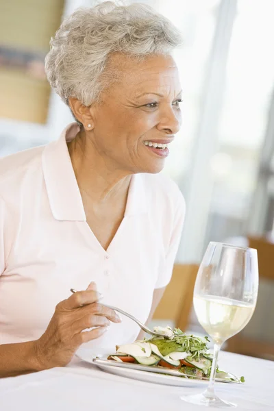 Mujer Disfrutando Comida Hora Comer Con Una Copa Vino —  Fotos de Stock