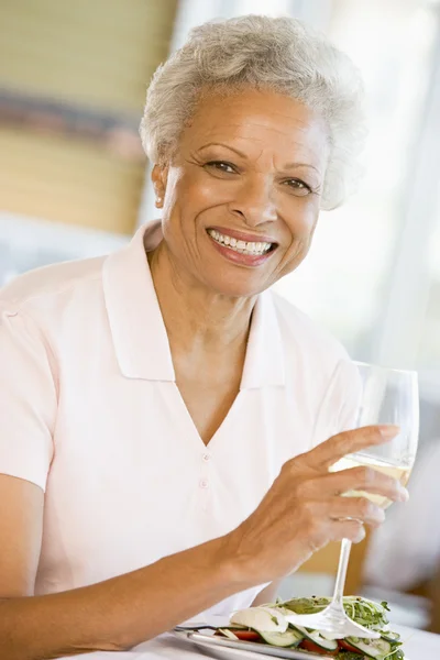 Vrouw Genieten Van Maaltijd Maaltijd Met Een Glas Wijn — Stockfoto