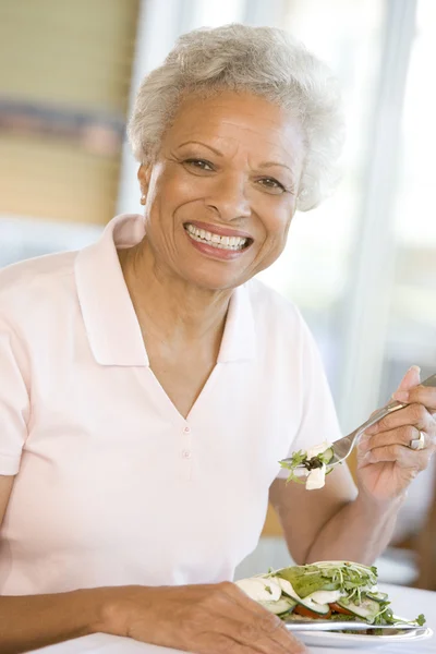 サラダを楽しむ女性 — ストック写真