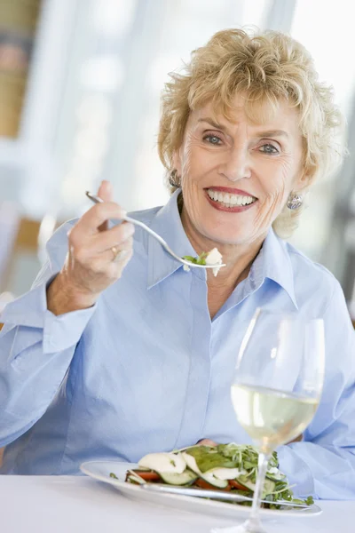 Vrouw Genieten Van Maaltijd Maaltijd Met Een Glas Wijn — Stockfoto