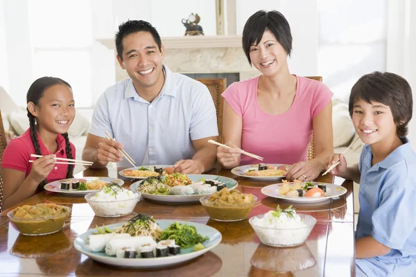 Familia Disfrutando Comida Hora Comida Juntos — Foto de Stock
