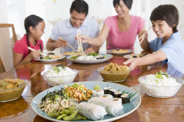 Familie genieten van maaltijd, maaltijd samen — Stockfoto