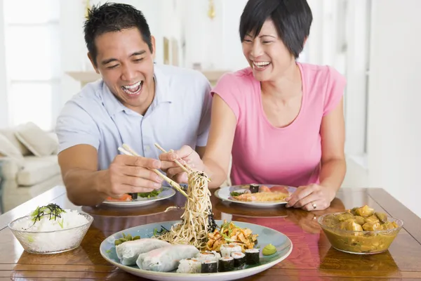 Casal Jovem Desfrutando Comida Chinesa — Fotografia de Stock