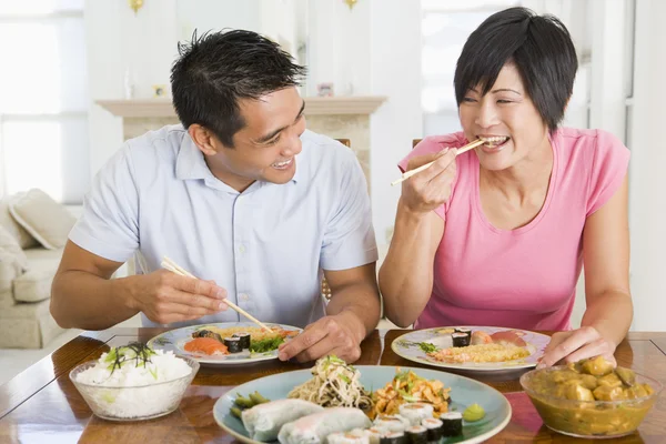 Casal jovem desfrutando de comida chinesa — Fotografia de Stock