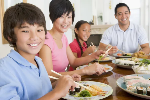 Comer en familia Una comida, a la hora de comer juntos — Foto de Stock