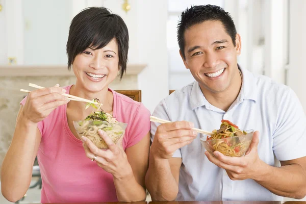 Casal Jovem Desfrutando Comida Chinesa — Fotografia de Stock