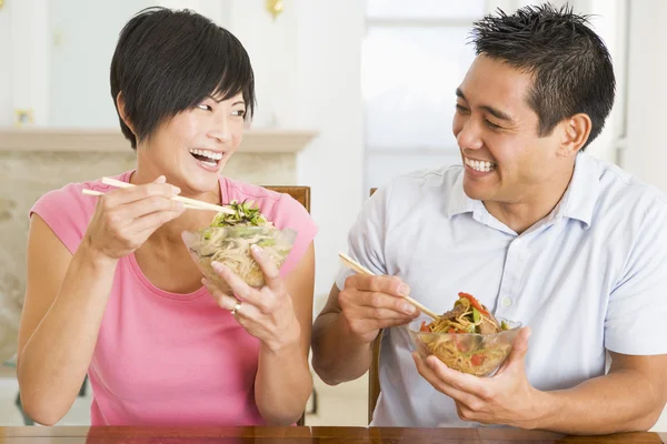 Casal jovem desfrutando de comida chinesa — Fotografia de Stock