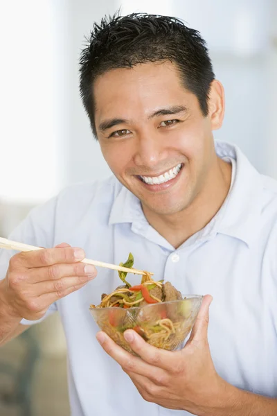 Człowieka Ciesząc Się Chińskie Jedzenie Pałeczkami — Zdjęcie stockowe