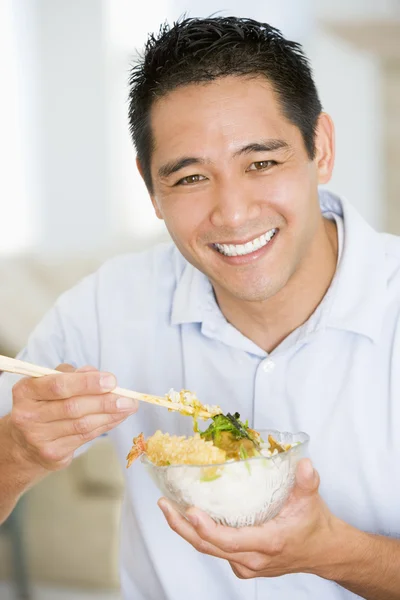 Člověk se těší čínské jídlo s hůlkami — Stock fotografie