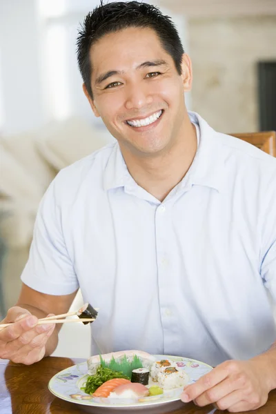 Homem desfrutando de comida chinesa com pauzinhos — Fotografia de Stock