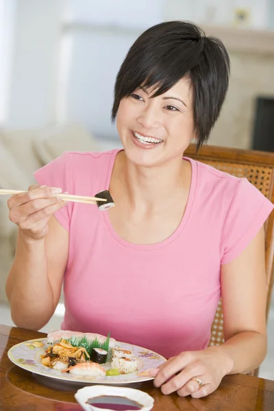 妇女吃顿饭 用筷子吃饭 — 图库照片