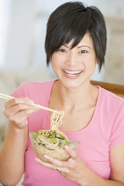 妇女吃顿饭，用筷子吃饭 — 图库照片