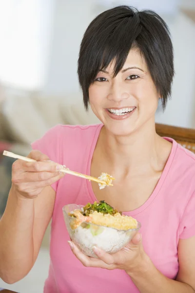 女性の食事 お箸で食事 — ストック写真