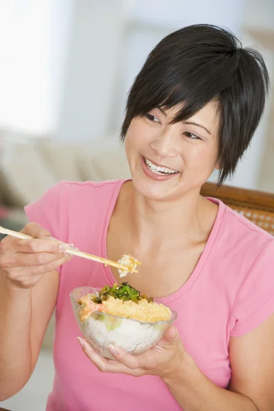 Ženy jíst jídlo, jídla s hůlkami — Stock fotografie
