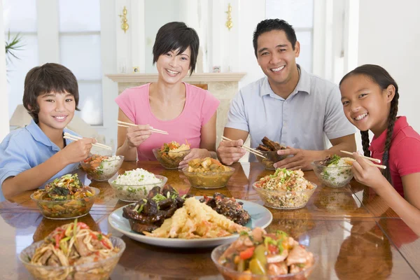 家庭享受餐 吃饭在一起 — 图库照片