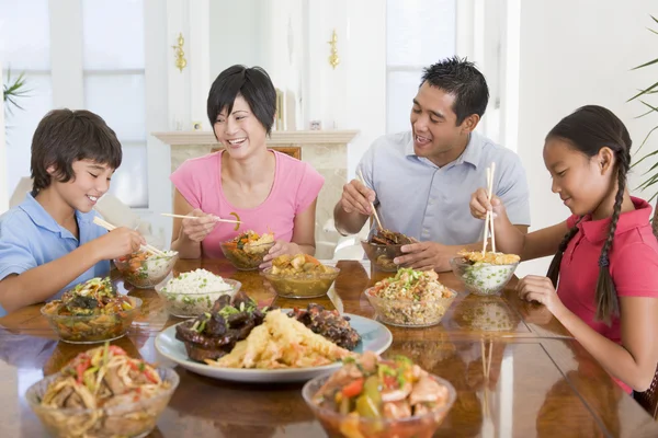 家庭享受餐、 吃饭在一起 — 图库照片