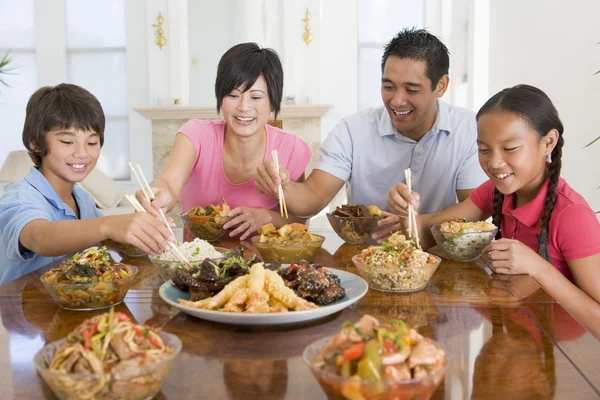 家庭享受餐 吃饭在一起 — 图库照片