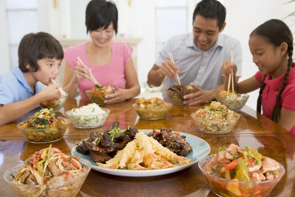 家庭享受餐、 吃饭在一起 — 图库照片