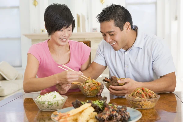 Casal jovem desfrutando de comida chinesa — Fotografia de Stock