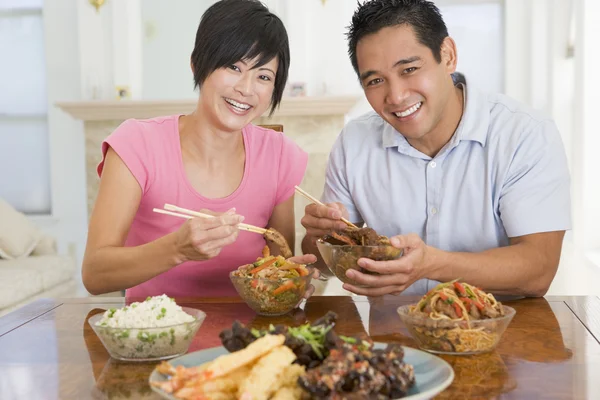 年轻夫妇享受中国食品 — 图库照片