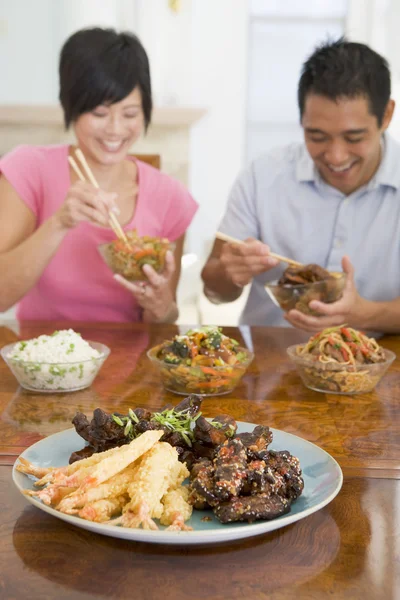 Pareja joven disfrutando de la comida china —  Fotos de Stock