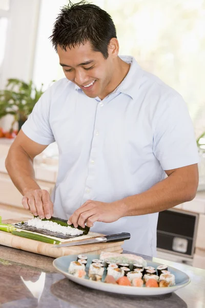 Muž přípravu sushi — Stock fotografie