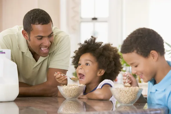 Bambini Che Mangiano Colazione Con Papà — Foto Stock