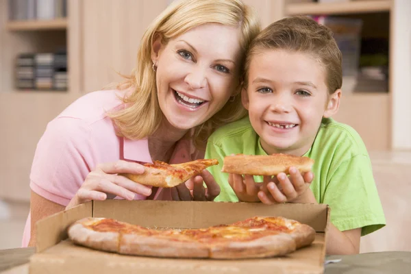 Мать и сын едят пиццу вместе — стоковое фото