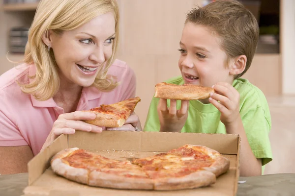 Anne Oğul Birlikte Pizza Yemek — Stok fotoğraf