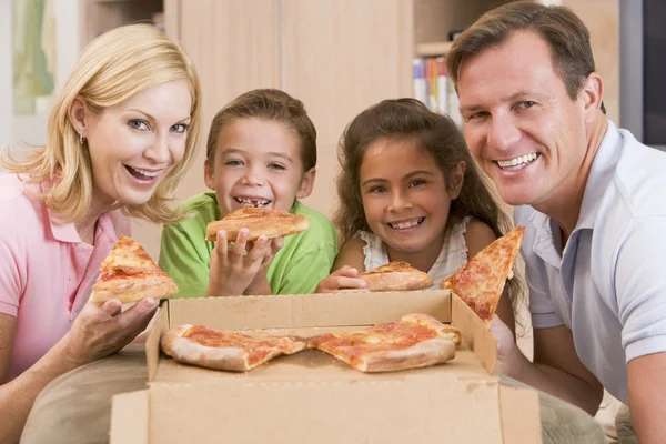 Сім'я їсть піцу разом — стокове фото