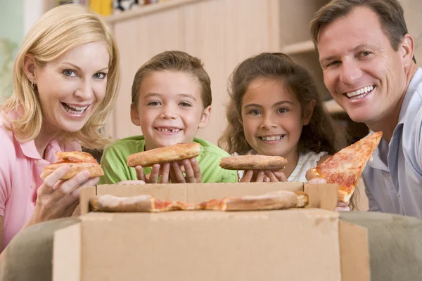Família Comer Pizza Juntos — Fotografia de Stock
