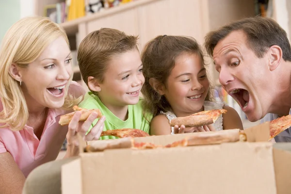 Οικογένεια τρώει πίτσα μαζί — Φωτογραφία Αρχείου