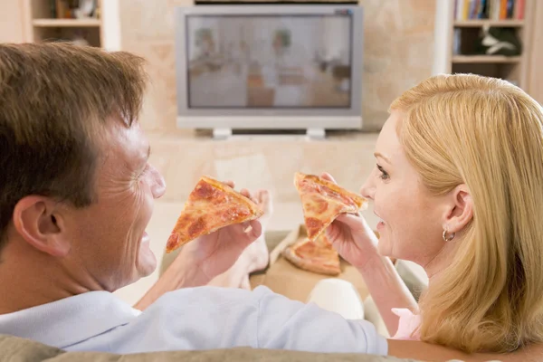享受比萨饼在电视机前的几个 — 图库照片
