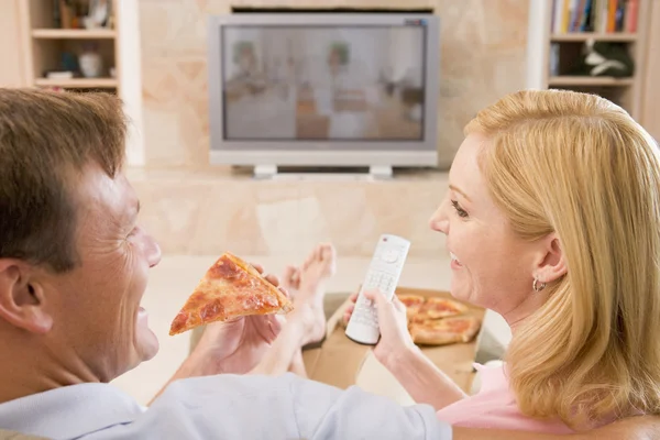 享受比萨饼在电视机前的几个 — 图库照片