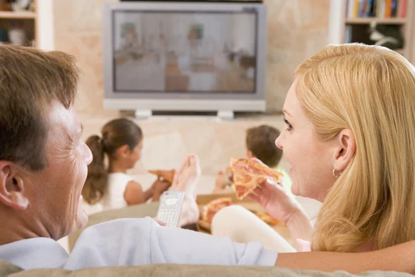 Paar Genießt Pizza Vor Dem Fernseher — Stockfoto