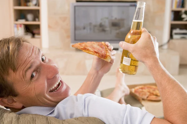 Homem Desfrutando Cerveja Pizza Frente — Fotografia de Stock