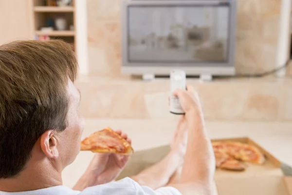 Mężczyzna Cieszący Pizzy Podczas Oglądania Telewizji — Zdjęcie stockowe