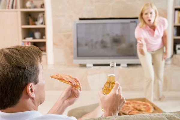 Esposa Diciendo Marido Apagado Para Beber Cerveza Comer Pizza — Foto de Stock